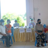 บริการฉีดวัคซีนป้องกันเชื้อไวรัส COVID-19 แก่ประชาชนที่ได้รับการนัดฉีดวัคซีน เข็มที่ ๒ (Astra Zeneca) ในพื้นที่อำเภอฝาง