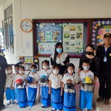 มอบหมวกนิรภัยให้โรงเรียนอนุบาลเทศบาลสันทราย ศูนย์พัฒนาเด็กเล็กบ้านห้วยงูกลาง และศูนย์พัฒนาเด็นเล็กบ้านสันต้นดู่