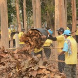 กิจกรรม Big cleaning day เก็บกวาดใบไม้ใส่เสวียน รดน้ำต้นไม้ และฉีดพ่นละอองฝอยสร้างความชุ่มชื่นในอากาศ เพื่อลดฝุ่นละอองขนาดเล็ก ( PM 2.5 )
