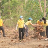 กิจกรรม Big cleaning day เก็บกวาดใบไม้ใส่เสวียน รดน้ำต้นไม้ และฉีดพ่นละอองฝอยสร้างความชุ่มชื่นในอากาศ เพื่อลดฝุ่นละอองขนาดเล็ก ( PM 2.5 )
