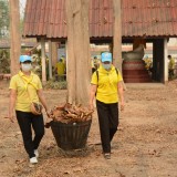 กิจกรรม Big cleaning day เก็บกวาดใบไม้ใส่เสวียน รดน้ำต้นไม้ และฉีดพ่นละอองฝอยสร้างความชุ่มชื่นในอากาศ เพื่อลดฝุ่นละอองขนาดเล็ก ( PM 2.5 )