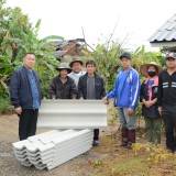 ตรวจสอบความเสียหายของเกษตรกร และมอบกระเบื้องซ่อมแซมที่อยู่อาศัยเบื้องต้น เนื่องจากเกิดพายุลูกเห็บลมกระโชกแรงในเขตพื้นที่ตำบลสันทราย