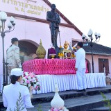 ร่วมพิธีวางพวงมาลาในกิจกรรมน้อมรำลึกเนื่องในวันคล้ายวันสวรรคตพระบาทสมเด็จพระจุลจอมเกล้าเจ้าอยู่หัว