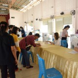  ส่งมอบหีบบัตร แบบพิมพ์ วัสดุอุปกรณ์ในการเลือกตั้งสมาชิกสภาเทศบาลและนายกเทศมนตรีตำบลสันทราย ให้แก่เจ้าพนักงานผู้ดำเนินการเลือกตั้งฯ