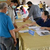  ส่งมอบหีบบัตร แบบพิมพ์ วัสดุอุปกรณ์ในการเลือกตั้งสมาชิกสภาเทศบาลและนายกเทศมนตรีตำบลสันทราย ให้แก่เจ้าพนักงานผู้ดำเนินการเลือกตั้งฯ