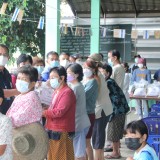 มอบถุงยังชีพ เพื่อช่วยเหลือและให้กำลังใจประชาชนผู้ประสบเหตุอุทกภัยในเขตพื้นที่ตำบลสันทราย