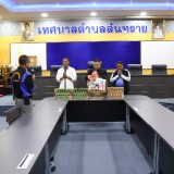 มอบของที่ระลึกแก่ท่านนายกเทศมนตรีตำบลสันทราย คณะผู้บริหาร และปลัดเทศบาล