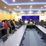 มอบของที่ระลึกแก่ท่านนายกเทศมนตรีตำบลสันทราย คณะผู้บริหาร และปลัดเทศบาล