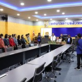 มอบของที่ระลึกแก่ท่านนายกเทศมนตรีตำบลสันทราย คณะผู้บริหาร และปลัดเทศบาล