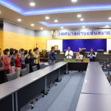 มอบของที่ระลึกแก่ท่านนายกเทศมนตรีตำบลสันทราย คณะผู้บริหาร และปลัดเทศบาล