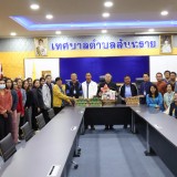 มอบของที่ระลึกแก่ท่านนายกเทศมนตรีตำบลสันทราย คณะผู้บริหาร และปลัดเทศบาล