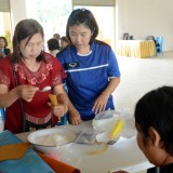 เทศบาลตำบลสันทรายจัดอบรมโครงการส่งเสริมและพัฒนาอาชีพผู้พิการตำบลสันทราย กิจกรรม "ฝึกอบรมการทำการบูรถุงหอม"