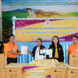 ร่วมพิธีมอบเครื่องมือพื้นฐานชุดการฝึก ได้แก่ จักรเย็บผ้าไฟฟ้า