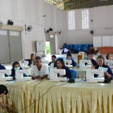 ร่วมพิธีมอบเครื่องมือพื้นฐานชุดการฝึก ได้แก่ จักรเย็บผ้าไฟฟ้า