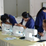 ร่วมพิธีมอบเครื่องมือพื้นฐานชุดการฝึก ได้แก่ จักรเย็บผ้าไฟฟ้า