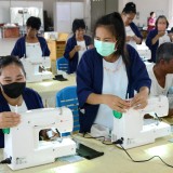 ร่วมพิธีมอบเครื่องมือพื้นฐานชุดการฝึก ได้แก่ จักรเย็บผ้าไฟฟ้า