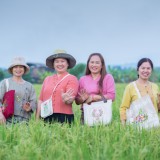 ร่วมพิธีมอบเครื่องมือพื้นฐานชุดการฝึก ได้แก่ จักรเย็บผ้าไฟฟ้า