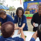 ประเพณีรดน้ำขอพรผู้สูงอายุ