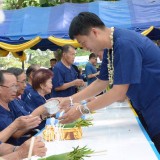 ประเพณีรดน้ำขอพรผู้สูงอายุ