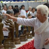 ประเพณีรดน้ำขอพรผู้สูงอายุ