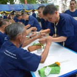 ประเพณีรดน้ำขอพรผู้สูงอายุ