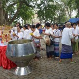 ประเพณีรดน้ำขอพรผู้สูงอายุ