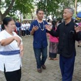 ประเพณีรดน้ำขอพรผู้สูงอายุ