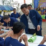 ประเพณีรดน้ำขอพรผู้สูงอายุ