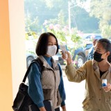 พิธีลงนามบันทึกข้อตกลงความร่วมมือ (MOU) การจัดการขยะมูลฝอยชุมชนโดยชุมชน และส่งมอบคืนถังขยะ ภายใต้โครงการจัดการขยะมูลฝอยแบบยั่งยืนสร้างตำบลน่าอยู่ ประจำปีงบประมาณ พ.ศ. ๒๕๖๔ จำนวน ๗ หมู่บ้าน