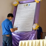 พิธีลงนามบันทึกข้อตกลงความร่วมมือ (MOU) การจัดการขยะมูลฝอยชุมชนโดยชุมชน และส่งมอบคืนถังขยะ ภายใต้โครงการจัดการขยะมูลฝอยแบบยั่งยืนสร้างตำบลน่าอยู่ ประจำปีงบประมาณ พ.ศ. ๒๕๖๔ จำนวน ๗ หมู่บ้าน