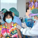 ฉีดวัคซีนป้องกันเชื้อไวรัส COVID-19 แก่ประชาชนที่ได้รับการนัดฉีดวัคซีน เข็มที่ ๑ (Cinovac) ในพื้นที่อำเภอฝาง