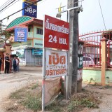 ปรับปรุงภูมิทัศน์ และจัดระเบียบป้ายข้างทางถนนสายหลักและสายรอง