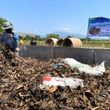 โครงการพัฒนาศูนย์การเรียนรู้เศรษฐกิจพอเพียงตำบลสันทราย กิจกรรมการทำปุ๋ยหมักจากเศษใบไม้เพื่อลดการเผา