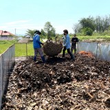 โครงการพัฒนาศูนย์การเรียนรู้เศรษฐกิจพอเพียงตำบลสันทราย กิจกรรมการทำปุ๋ยหมักจากเศษใบไม้เพื่อลดการเผา