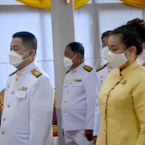 พิธีวางพานพุ่มดอกไม้และพิธีถวายบังคม เนื่องในวันคล้ายวันบรมราชสมภพ พระบาทสมเด็จพระบรมชนกาธิเบศร มหาภูมิพลอดุลยเดชมหาราช บรมนาถบพิตร วันชาติ และวันพ่อแห่งชาติ ๕ ธันวาคม ๒๕๖๔