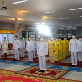 พิธีวางพานพุ่มดอกไม้และพิธีถวายบังคม เนื่องในวันคล้ายวันบรมราชสมภพ พระบาทสมเด็จพระบรมชนกาธิเบศร มหาภูมิพลอดุลยเดชมหาราช บรมนาถบพิตร วันชาติ และวันพ่อแห่งชาติ ๕ ธันวาคม ๒๕๖๔