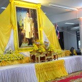 พิธีวางพานพุ่มดอกไม้และพิธีถวายบังคม เนื่องในวันคล้ายวันบรมราชสมภพ พระบาทสมเด็จพระบรมชนกาธิเบศร มหาภูมิพลอดุลยเดชมหาราช บรมนาถบพิตร วันชาติ และวันพ่อแห่งชาติ ๕ ธันวาคม ๒๕๖๔