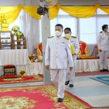 พิธีวางพานพุ่มดอกไม้และพิธีถวายบังคม เนื่องในวันคล้ายวันบรมราชสมภพ พระบาทสมเด็จพระบรมชนกาธิเบศร มหาภูมิพลอดุลยเดชมหาราช บรมนาถบพิตร วันชาติ และวันพ่อแห่งชาติ ๕ ธันวาคม ๒๕๖๔