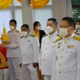 พิธีวางพานพุ่มดอกไม้และพิธีถวายบังคม เนื่องในวันคล้ายวันบรมราชสมภพ พระบาทสมเด็จพระบรมชนกาธิเบศร มหาภูมิพลอดุลยเดชมหาราช บรมนาถบพิตร วันชาติ และวันพ่อแห่งชาติ ๕ ธันวาคม ๒๕๖๔