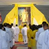 พิธีวางพานพุ่มดอกไม้และพิธีถวายบังคม เนื่องในวันคล้ายวันบรมราชสมภพ พระบาทสมเด็จพระบรมชนกาธิเบศร มหาภูมิพลอดุลยเดชมหาราช บรมนาถบพิตร วันชาติ และวันพ่อแห่งชาติ ๕ ธันวาคม ๒๕๖๔