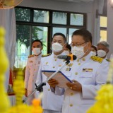 พิธีวางพานพุ่มดอกไม้และพิธีถวายบังคม เนื่องในวันคล้ายวันบรมราชสมภพ พระบาทสมเด็จพระบรมชนกาธิเบศร มหาภูมิพลอดุลยเดชมหาราช บรมนาถบพิตร วันชาติ และวันพ่อแห่งชาติ ๕ ธันวาคม ๒๕๖๔