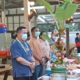 กิจกรรมสระเกล้าดำหัวปี๋ใหม่เมือง เพื่อขอขมา คาราวะและขอพรจากนายกเทศมนตรี และปลัดเทศบาลตำบลสันทราย เพื่อสืบฮีตสานฮอยป๋าเวณีปี๋ใหม่เมือง