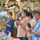 กิจกรรมสระเกล้าดำหัวปี๋ใหม่เมือง เพื่อขอขมา คาราวะและขอพรจากนายกเทศมนตรี และปลัดเทศบาลตำบลสันทราย เพื่อสืบฮีตสานฮอยป๋าเวณีปี๋ใหม่เมือง