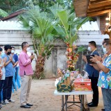 กิจกรรมสระเกล้าดำหัวปี๋ใหม่เมือง เพื่อขอขมา คาราวะและขอพรจากนายกเทศมนตรี และปลัดเทศบาลตำบลสันทราย เพื่อสืบฮีตสานฮอยป๋าเวณีปี๋ใหม่เมือง