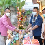 กิจกรรมสระเกล้าดำหัวปี๋ใหม่เมือง เพื่อขอขมา คาราวะและขอพรจากนายกเทศมนตรี และปลัดเทศบาลตำบลสันทราย เพื่อสืบฮีตสานฮอยป๋าเวณีปี๋ใหม่เมือง