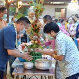 กิจกรรมสระเกล้าดำหัวปี๋ใหม่เมือง เพื่อขอขมา คาราวะและขอพรจากนายกเทศมนตรี และปลัดเทศบาลตำบลสันทราย เพื่อสืบฮีตสานฮอยป๋าเวณีปี๋ใหม่เมือง