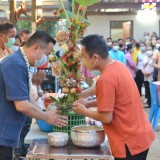 กิจกรรมสระเกล้าดำหัวปี๋ใหม่เมือง เพื่อขอขมา คาราวะและขอพรจากนายกเทศมนตรี และปลัดเทศบาลตำบลสันทราย เพื่อสืบฮีตสานฮอยป๋าเวณีปี๋ใหม่เมือง