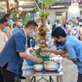 กิจกรรมสระเกล้าดำหัวปี๋ใหม่เมือง เพื่อขอขมา คาราวะและขอพรจากนายกเทศมนตรี และปลัดเทศบาลตำบลสันทราย เพื่อสืบฮีตสานฮอยป๋าเวณีปี๋ใหม่เมือง