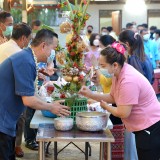 กิจกรรมสระเกล้าดำหัวปี๋ใหม่เมือง เพื่อขอขมา คาราวะและขอพรจากนายกเทศมนตรี และปลัดเทศบาลตำบลสันทราย เพื่อสืบฮีตสานฮอยป๋าเวณีปี๋ใหม่เมือง
