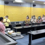 กิจกรรมสระเกล้าดำหัวปี๋ใหม่เมือง เพื่อขอขมา คาราวะและขอพรจากนายกเทศมนตรี และปลัดเทศบาลตำบลสันทราย เพื่อสืบฮีตสานฮอยป๋าเวณีปี๋ใหม่เมือง